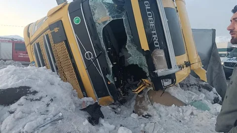 Bitlis'te İki Tır Devrildi