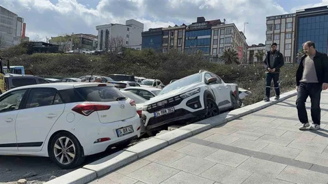 Arnavutköy'de Park Halindeki Araçlara Çıktı