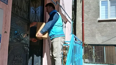 Derebucak’ta Yardım Kolileri Dağıtıldı