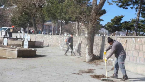 Melikgazi'de Mezarlıklar Temizlendi