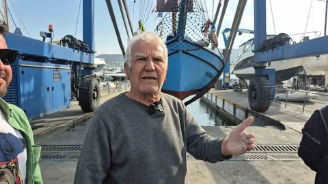 Bodrum'da Tekneye Özenle Bakıyor