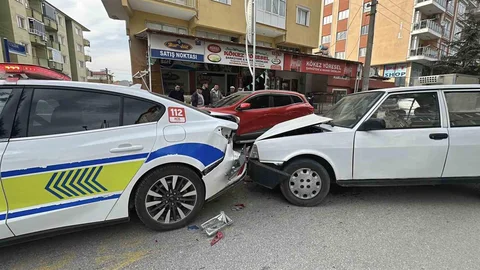 Burdur'da Polis Aracına Çarpan Tofaş Otomobil