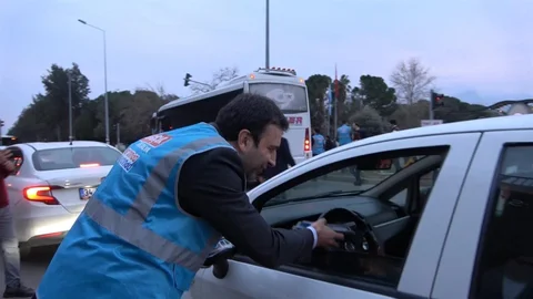 Antalya'da İftar Sürprizi Trafikte Bekleyenlere Yapıldı