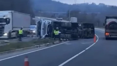 Düzce'de Çimento Tankeri Devrildi