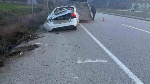 Çorum'da Otomobil Dereye Devrildi