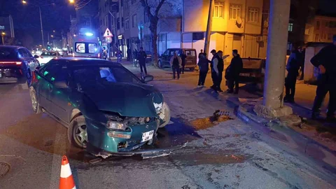 Bursa'da Kontrolden Çıkan Araç Direğe Çarptı