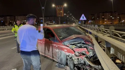 Kayseri'de Otomobil Bariyerlere Çarptı