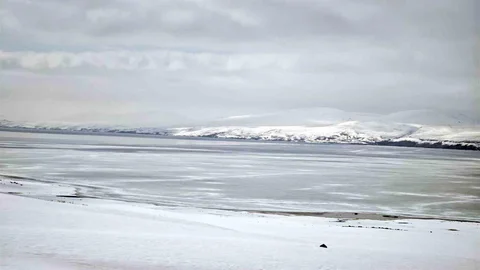 Nazik Gölü'ndeki Buzlar Gecikti