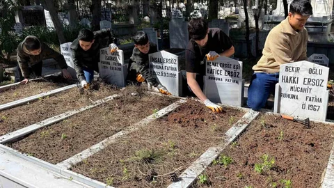 Adana'da Kardeşlerin Mezar Temizliği Projesi