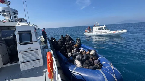 İzmir Açıklarında 30 Göçmen Kurtarıldı