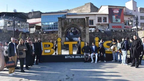 Bitlis'teki Yabancı Öğrenciler Tarihi Mekanları Geziyor