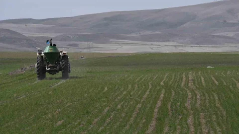 Yozgat'ta Çiftçiler Gübreleme Yapıyor
