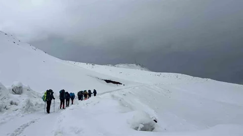 Bitlis'te Dağcılar Zirveye Ulaşamadı