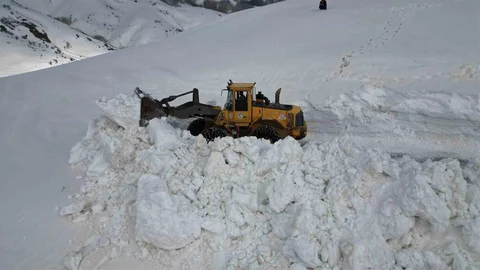 Bitlis'te Karda Yol Açma Çalışmaları Devam Ediyor