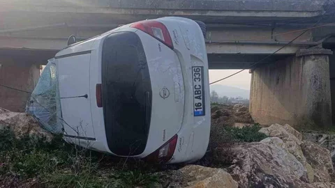 Genç Sürücü Köprüden Uçtu, 1 Yaralı