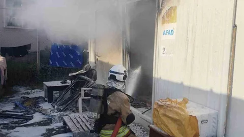 Alevlere Kapılan Konteyner Kullanılamaz Hale Geldi