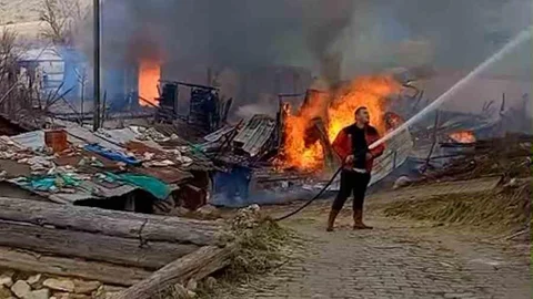 Bolu'da Üç Yapı Yandı