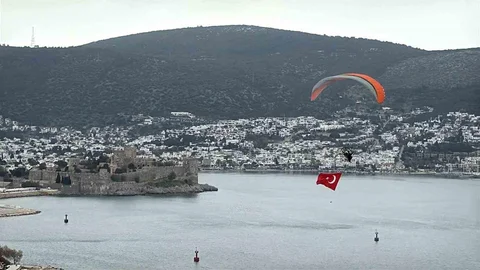 Bodrum'da Dev Türk Bayrağıyla Uçuş