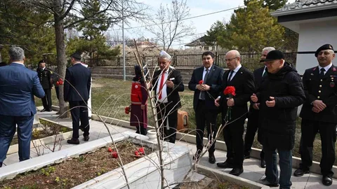 Kırşehir'de Şehitlere Karanfil Bırakıldı