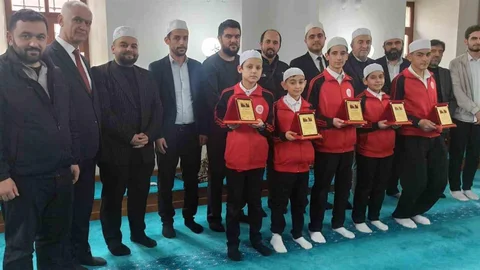 Küçük Hafızlar Plaketle Ödüllendirildi