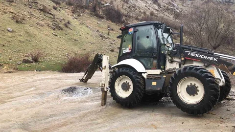 Şırnak’ta Sel Suları Yolları Kapattı
