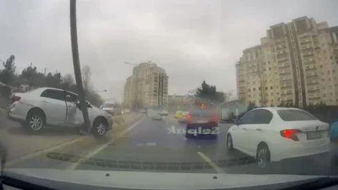 Ataşehir'de Elektrik Direği Devirdi