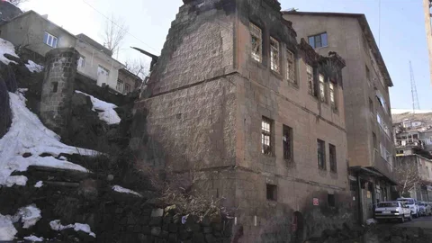 Bitlis'te Tarihi Evler Tehlikede
