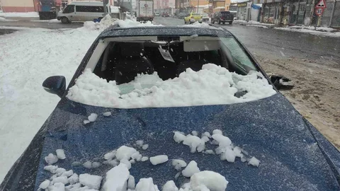Ardahan'da Düşen Kar Kütlesi Otomobili Kullanılamaz Hale Getirdi