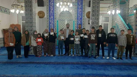 Eskişehir'de Camiye Devam Eden Çocuklara Ödül Verildi