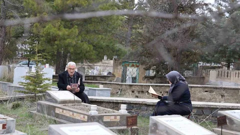 Elazığ'da Mezarlık Ziyaret Yoğunluğu
