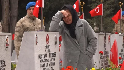 Edirnekapı Şehitliği'nde Hüzünlü Ziyaretler
