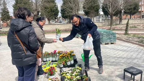 Kütahya Tavşanlı’da Çiçek Yoğunluğu Yaşanıyor
