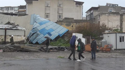 Fırtına Hatay'da Direkleri Devrip Araçlara Zarar Verdi