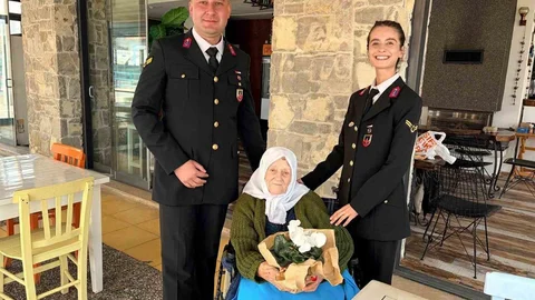 Jandarma 98 Yaşındaki Dede'yi Ziyaret Etti
