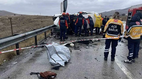Konya'da Trafik Kazası: Baba ve Oğul Hayatını Kaybetti
