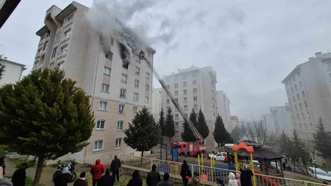 Bursa'da 8 Katlı Binada Yangın Çıktı
