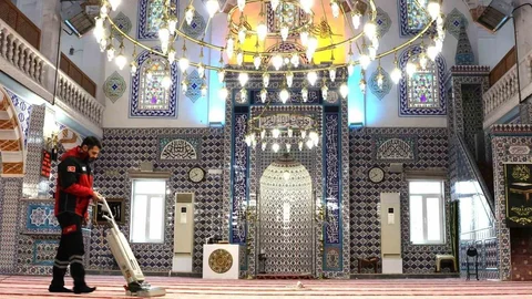 Ümraniye Camileri Bayrama Hazır Hale Getirildi