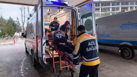 Bursa'da Otomobil İstinat Duvarına Çarptı
