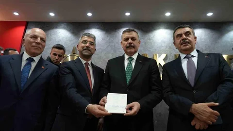 İçişleri Bakanı Çiftçi AK Parti'ye Katıldı