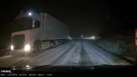 İnegöl'de Kar Yağışı Sürücülere Zor Anlar Yaşattı