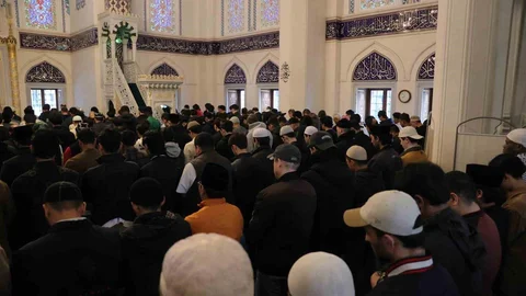 Tokyo Camii'nde Bayram Namazı Yoğun İlgiyle Kılındı