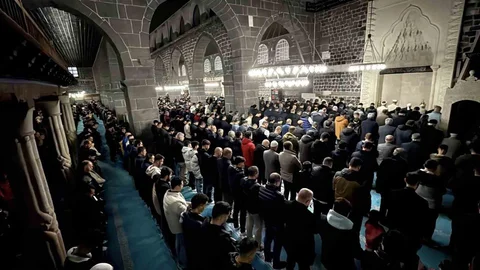 Diyarbakır'da Bayram Namazı Kılındı