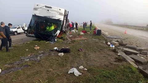 Adana'da Otobüs Devrildi, 2 Ölü 17 Yaralı
