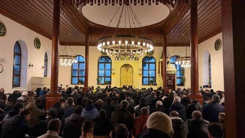 Kocaeli'de 700 Yıllık Orhan Camii'nde Bayram Coşkusu