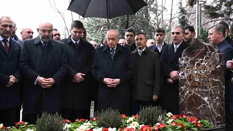 Devlet Bahçeli, Türkeş'in Kabrini Ziyaret Etti