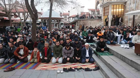 Konya'da Bayram Namazı Coşkusu