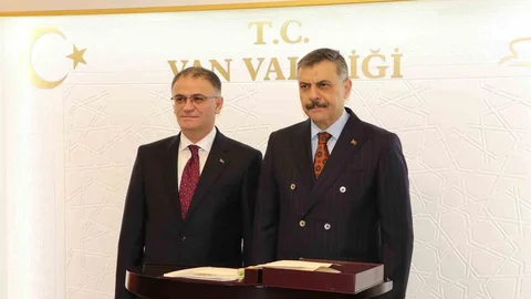 Bakan Çiftçi Van'da Ziyaretlerde Bulundu