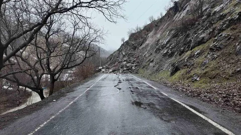 Beytüşşebap’ta Heyelan Sonrası Yol Kapandı