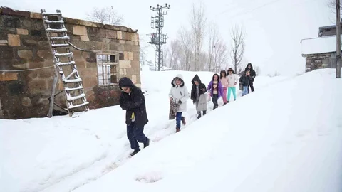 Muş'ta Kar Üstünde Bayram Coşkusu
