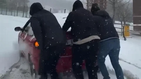 İzmir Yüksek Kesimlerinde Kar Yağışı Görüldü